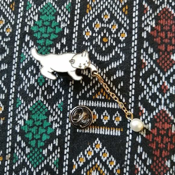 📍2/20$ Cat With Pearl Tassel Enamel Pin NWOT - Picture 3 of 6
